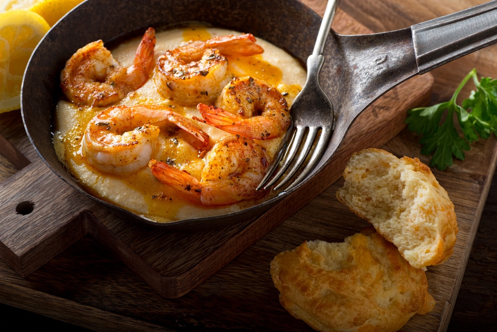 A meal of shrimp and grits in a griddle.